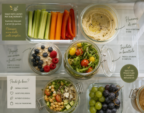 vista dall'alto di contenitori in frigorifero con snack salutari: verdure a bastoncino, hummus, yogurt con avena, insalate in barattolo